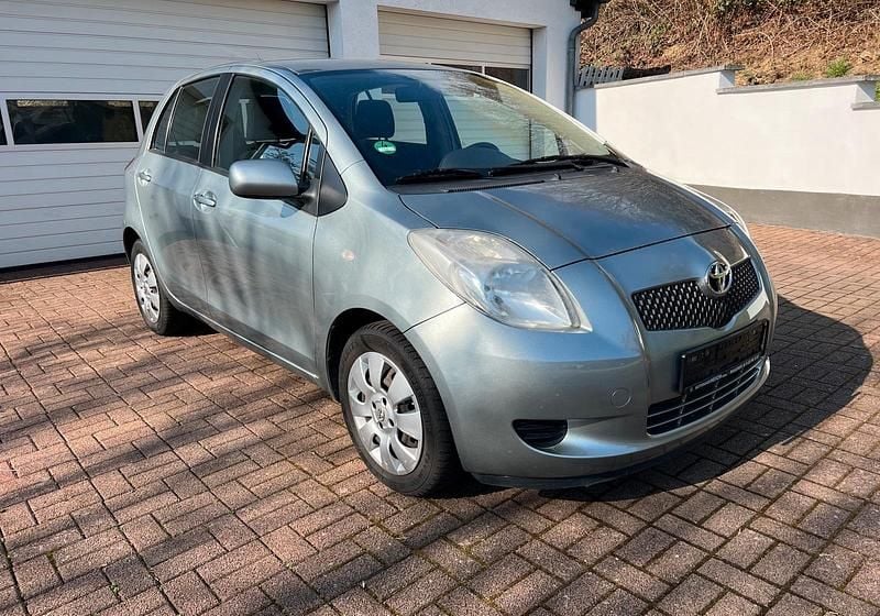 Gebraucht Toyota Yaris Cool 87 PS (63 kW) 2006 Silber Limousine