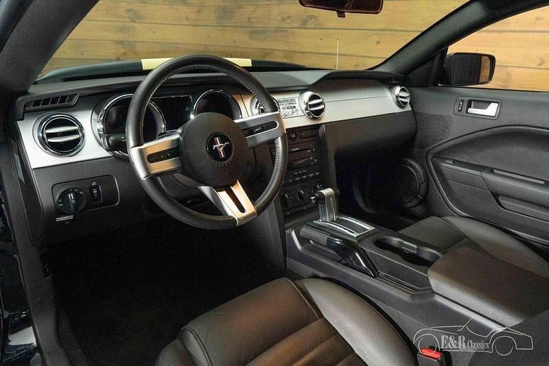 Second-hand Ford Mustang 325 CP (239 kW) 2006 Negru Coupe