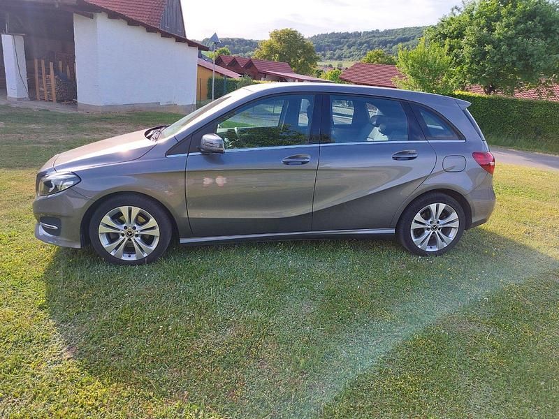 Grau Gebraucht 2018 Mercedes B200 Urban Van / Kleinbus | 16.490 € (Fairer Preis) - Bild 1/4