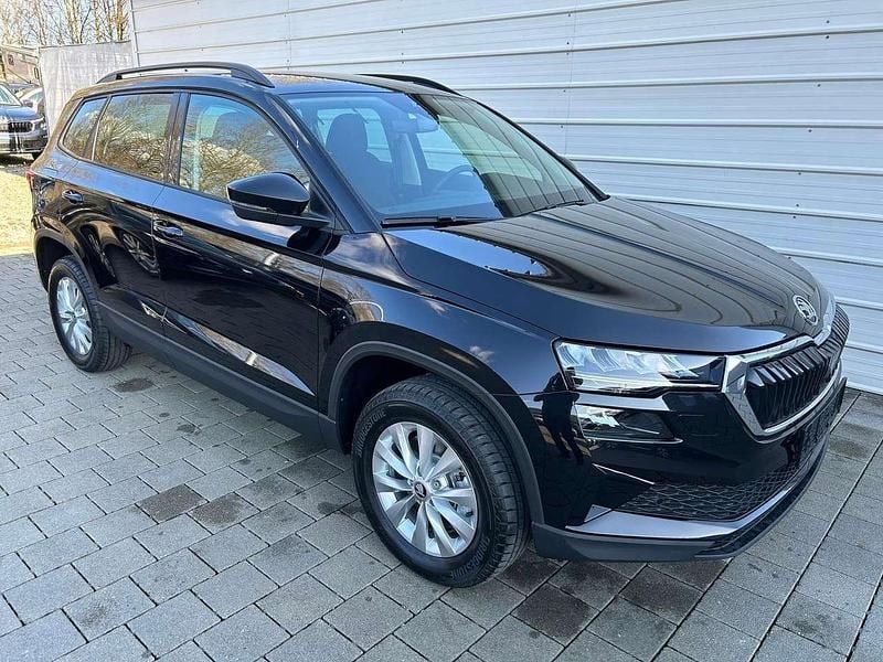 Neu Skoda Karoq Selection 150 PS (110 kW) 2025 Blackmagic perleffekt SUV