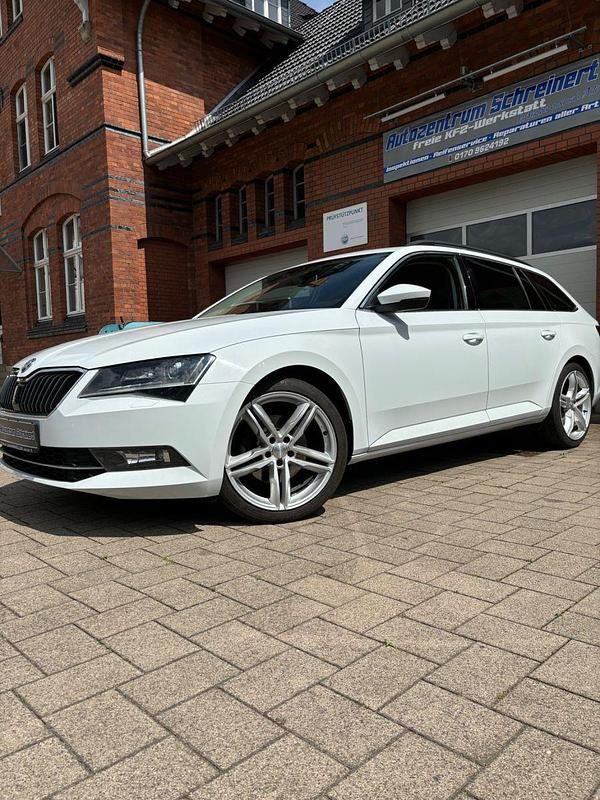 Weiß Gebraucht 2016 Skoda Superb Kombi | 12.300 € (Guter Preis) - Bild 1/4