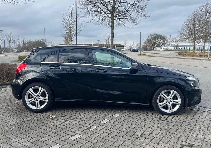 Gebraucht Mercedes A180 122 PS (89 kW) 2013 Schwarz Limousine