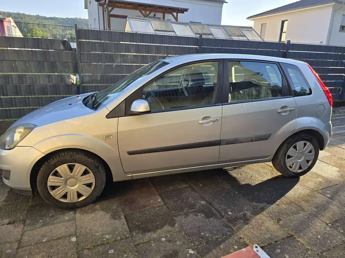 Gebraucht Ford Fiesta 80 PS (58 kW) 2006 Silber Kleinwagen