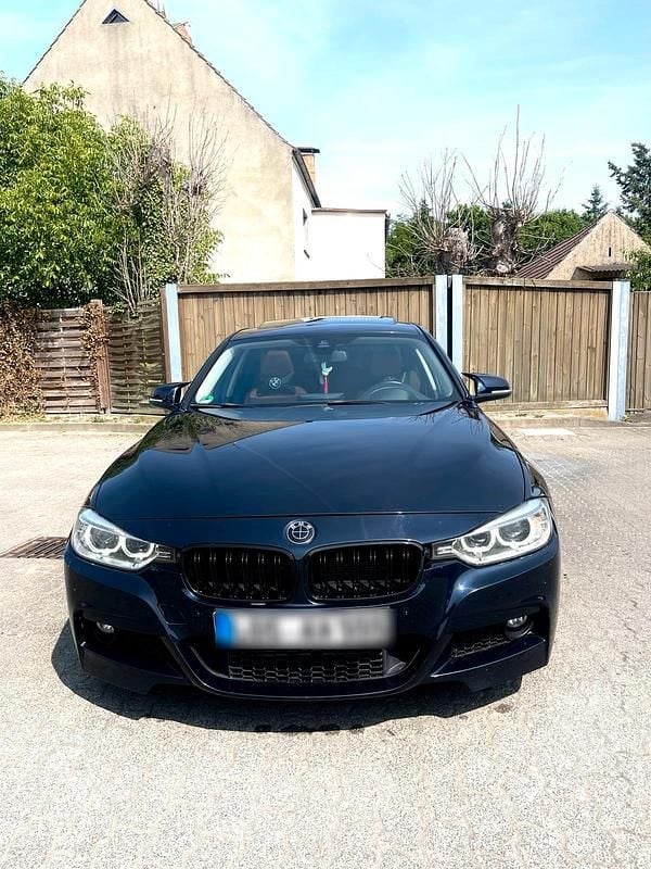 Blau Gebraucht 2012 BMW 320 Luxury Line Limousine | 16.200 € (Fairer Preis) - Bild 1/4