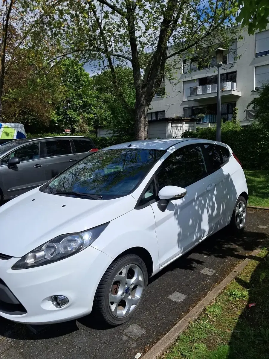 Gebraucht Ford Fiesta 60 PS (44 kW) 2011 Weiß Kleinwagen