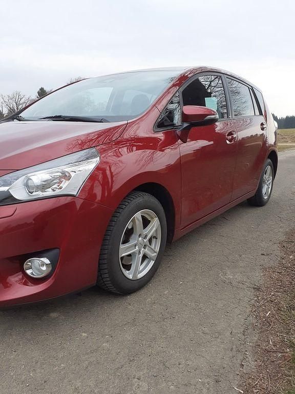Gebraucht Toyota Verso 147 PS (108 kW) 2017 Rot Van / Kleinbus