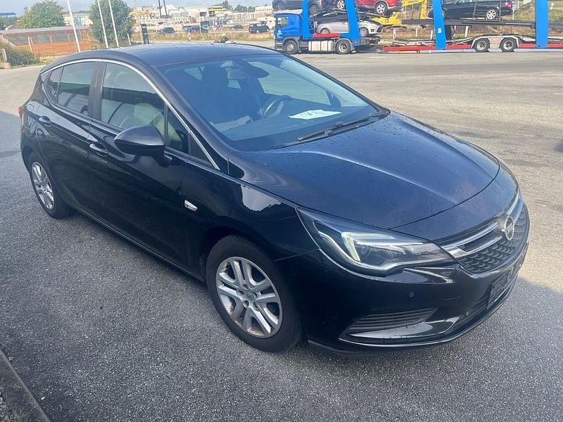 Gebraucht Opel Astra Edition 105 PS (77 kW) 2016 Limousine