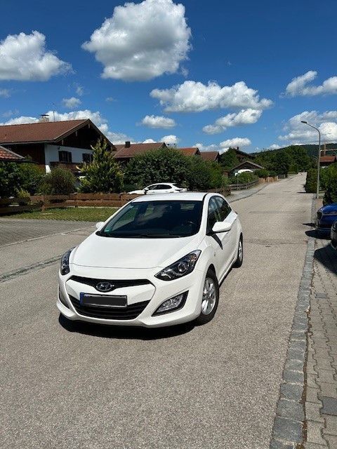 Weiß Gebraucht 2015 Hyundai i30 Edition Limousine | 5.990 € (Guter Preis) - Bild 1/2