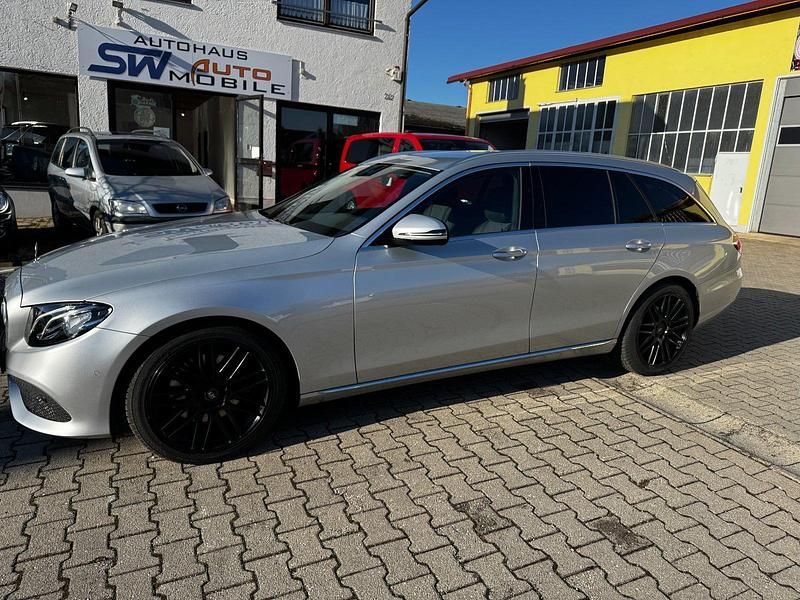 Silber metallic Gebraucht 2018 Mercedes E220 Kombi | 19.900 € (Superpreis) - Bild 1/4