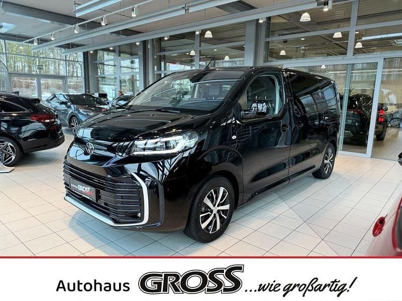 Grau Neu 2024 Toyota Proace Verso Lounge Kombi | 54.958 € - Bild 1/4