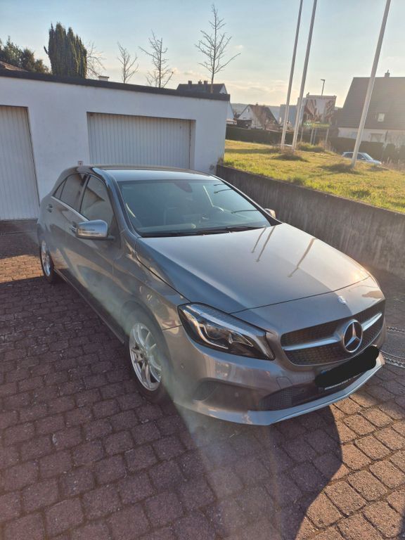 Grau Gebraucht 2016 Mercedes A180 Limousine | 13.990 € (Guter Preis) - Bild 1/4