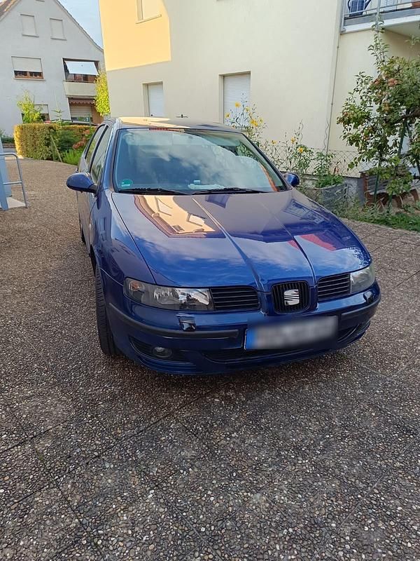 Blau Gebraucht 2005 Seat Leon Limousine | 700 € (Superpreis) - Bild 1/4