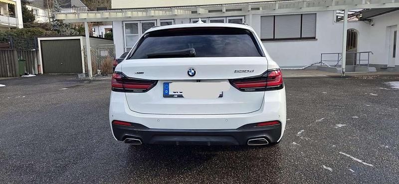 Gebraucht BMW 530 M Sport 286 PS (210 kW) 2021 Alpinweiss iii Kombi