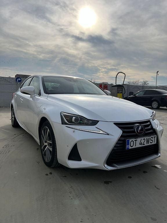 Weiß Gebraucht 2019 Lexus IS300 Limousine | 17.799 € - Bild 1/4