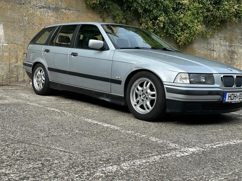 Silber Gebraucht 1998 BMW 318 Kombi | 2.650 € (Fairer Preis) - Bild 1/4