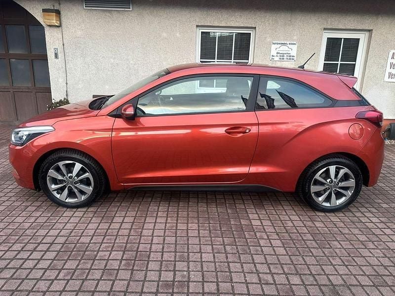 Gebraucht Hyundai i20 Trend 101 PS (74 kW) 2015 Orange Coupé