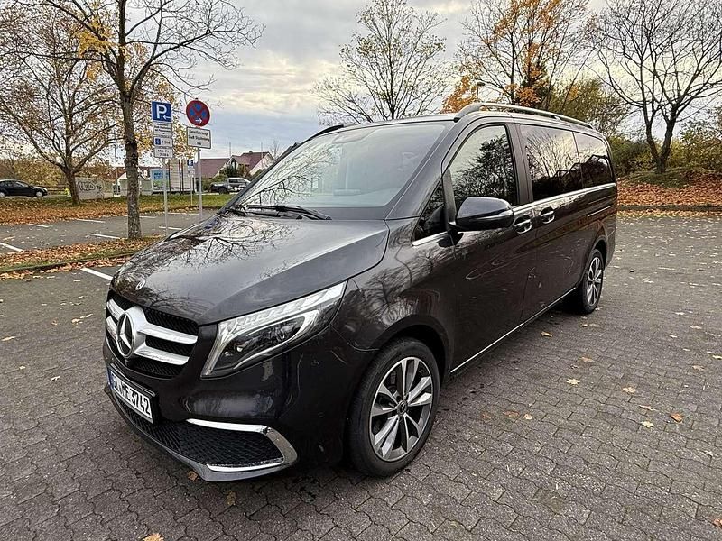 Schwarz Gebraucht 2020 Mercedes V300 Avantgarde Edition Van / Kleinbus | 52.400 € (Superpreis) - Bild 1/4