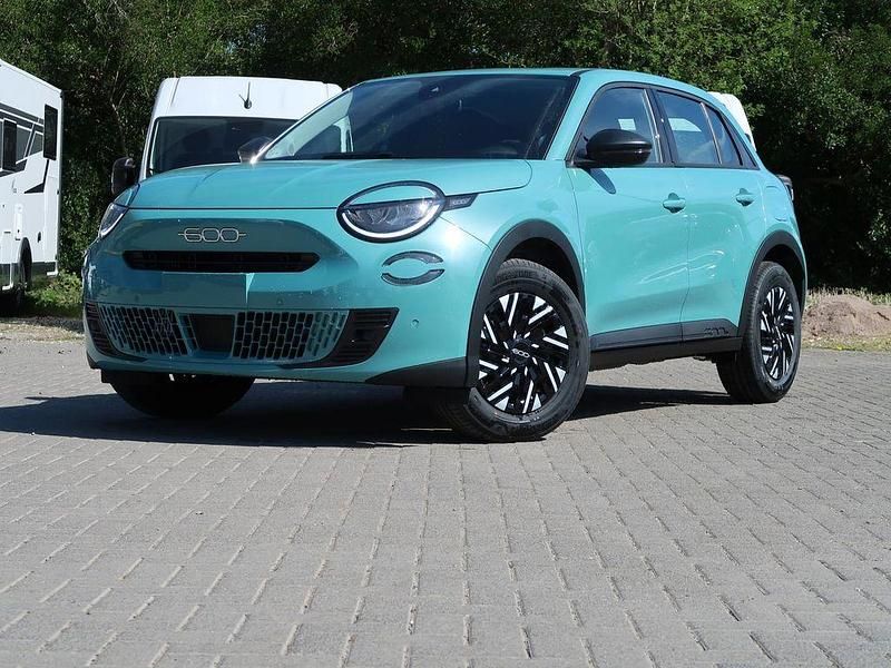 Neu Fiat 600 101 PS (74 kW) 2025 Acqua blau SUV