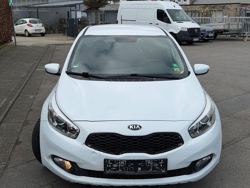 Gebraucht Kia Ceed Edition 7 90 PS (66 kW) 2013 Weiß Kleinwagen