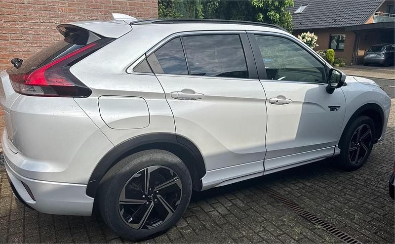 Weiß Gebraucht 2021 Mitsubishi Eclipse Cross Top SUV | 23.500 € - Bild 1/4
