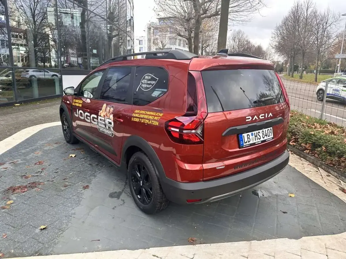 Gebraucht Dacia Jogger Extreme 141 PS (103 kW) 2023 Terracottabraun Van / Kleinbus