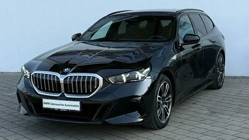 Gebraucht BMW 550e M Sport 313 PS (230 kW) 2025 Saphrischwarz met. Kombi