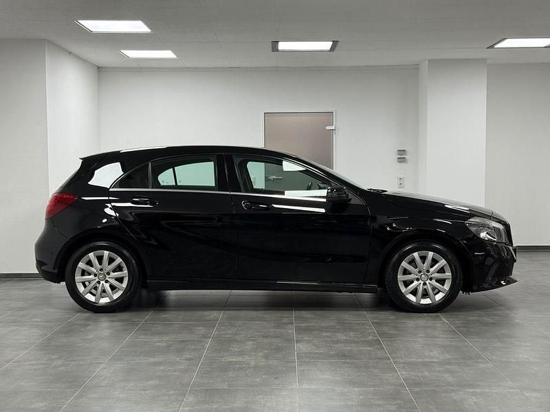 Gebraucht Mercedes A180 122 PS (89 kW) 2016 Schwarz Limousine
