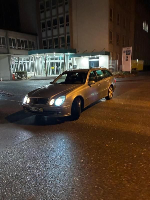 Silber Gebraucht 2005 Mercedes E280 Avantgarde Kombi | 2.149 € (Superpreis) - Bild 1/4