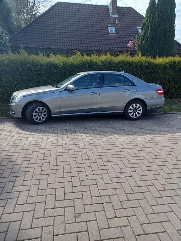 Second-hand Mercedes E300 Elegance 231 CP (169 kW) 2012 Argintiu Berlinǎ