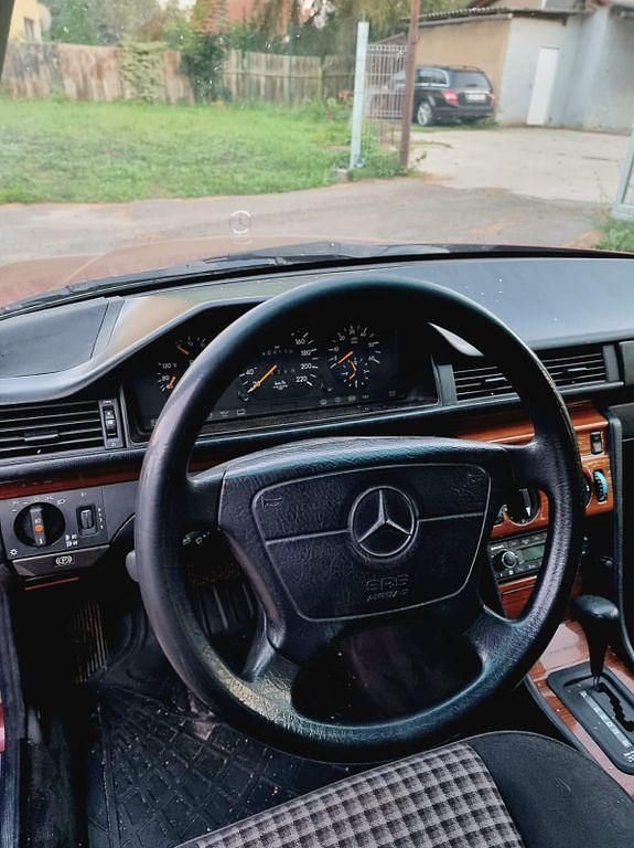 Second-hand Mercedes E250 113 CP (83 kW) 1994 Roșu Berlinǎ