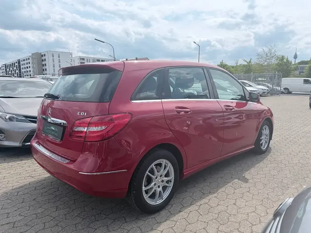 Gebraucht Mercedes B200 136 PS (100 kW) 2012 Rot Van / Kleinbus