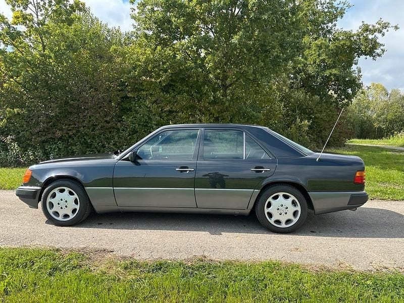 Schwarz Gebraucht 1991 Mercedes E260 Limousine | 9.300 € - Bild 1/4