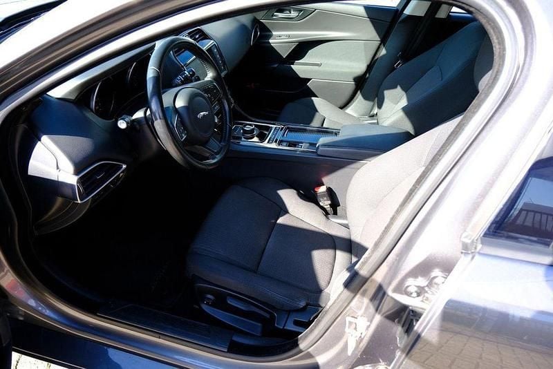 Gebraucht Jaguar XE Prestige 200 PS (147 kW) 2018 Grau Limousine