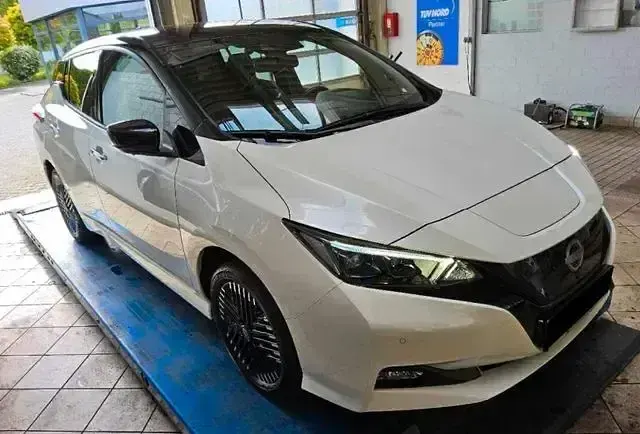Gebraucht Nissan Leaf N-Connecta 160 kW (218 PS) 2024 Pearl white/black m Kleinwagen
