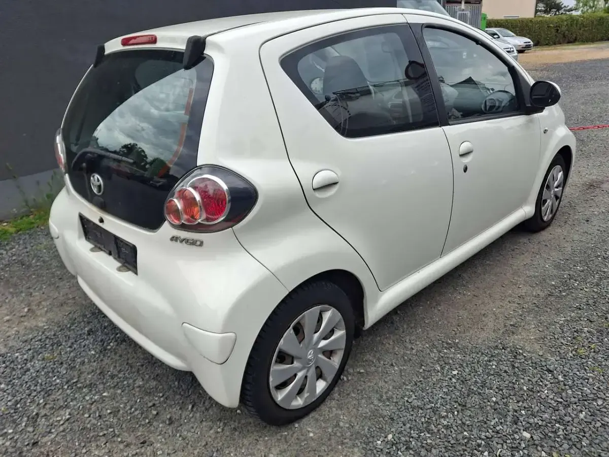 Gebraucht Toyota Aygo Cool 68 PS (50 kW) 2012 Cool white Kleinwagen