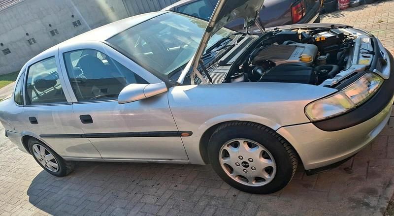 Silber Gebraucht 1998 Opel Vectra Limousine | 1.234 € (Fairer Preis) - Bild 1/4