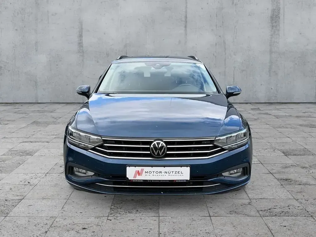 Gebraucht VW Passat Business 150 PS (110 kW) 2023 Aquamarinblau metallic Kombi