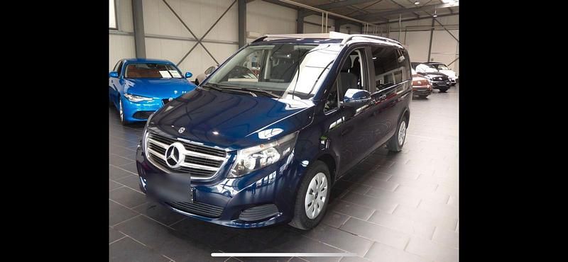 Blau Gebraucht 2017 Mercedes V220 Van / Kleinbus | 34.500 € (Guter Preis) - Bild 1/4