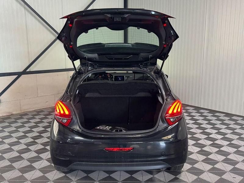 Gebraucht Peugeot 208 Active 82 PS (60 kW) 2016 Schwarz Kleinwagen