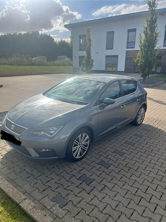 Grau Gebraucht 2017 Seat Leon XCELLENCE Limousine | 11.800 € (Fairer Preis) - Bild 1/4