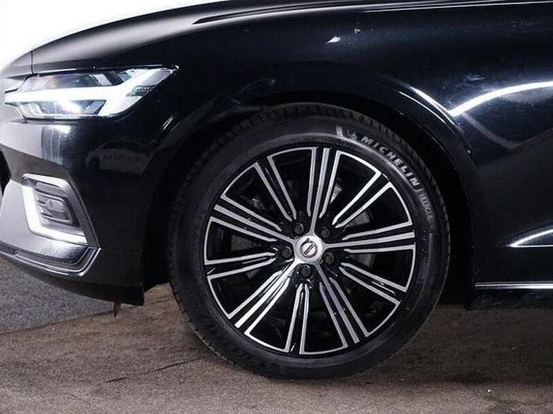 Gebraucht Volvo V60 Inscription 197 PS (144 kW) 2022 Black metallic Kombi
