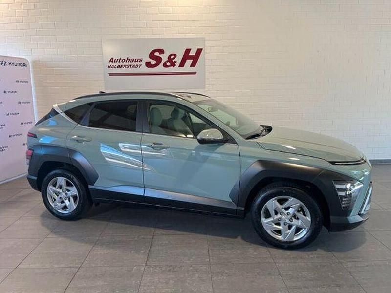 Grün Neu 2025 Hyundai Kona Comfort SUV | 24.750 € (Superpreis) - Bild 1/4