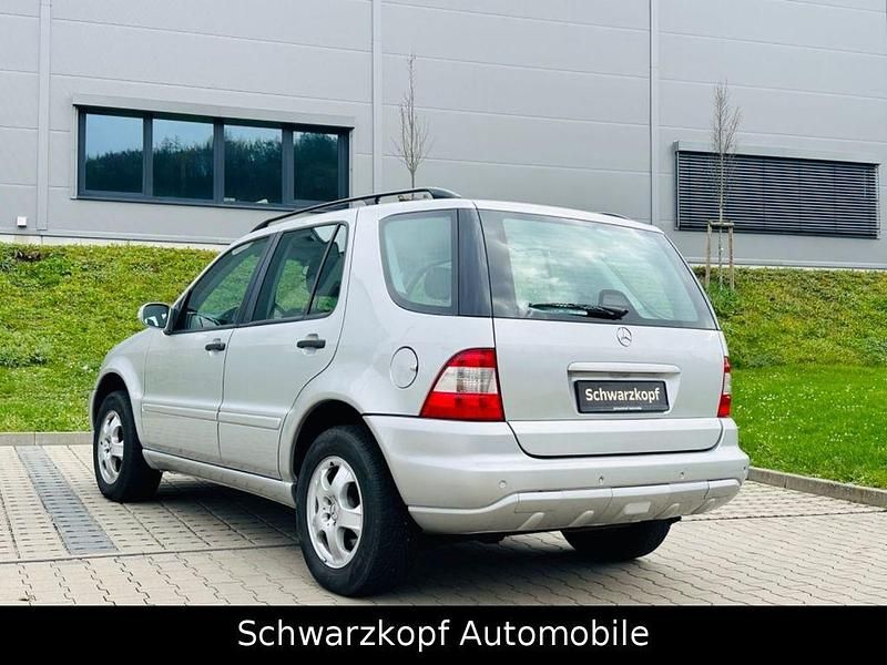 Gebraucht Mercedes ML270 163 PS (119 kW) 2003 Silber SUV