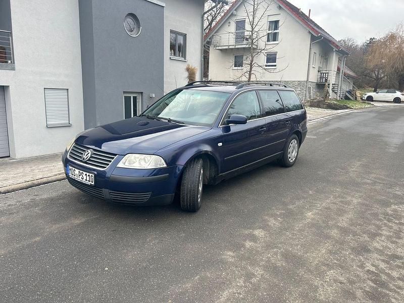Blau Gebraucht 2002 VW Passat Basis Kombi | 2.800 € (Fairer Preis) - Bild 1/4
