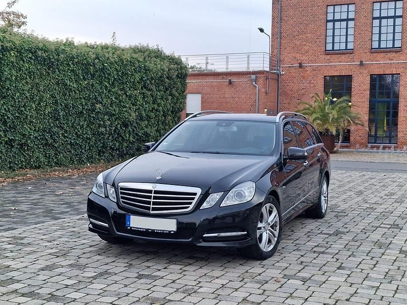 Schwarz Gebraucht 2012 Mercedes E350 Avantgarde Limousine | 8.750 € (Superpreis) - Bild 1/4