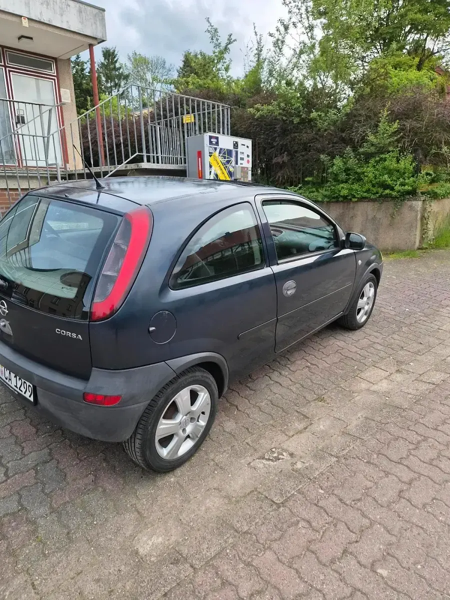 Używany Opel Corsa 58 KM (42 kW) 2002 Niebieski Hatchback