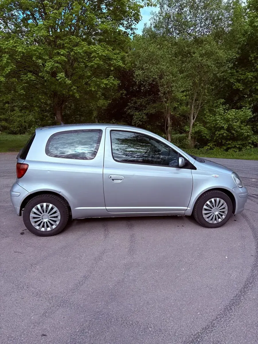 Gebraucht Toyota Yaris 89 PS (65 kW) 2004 Grau Kleinwagen