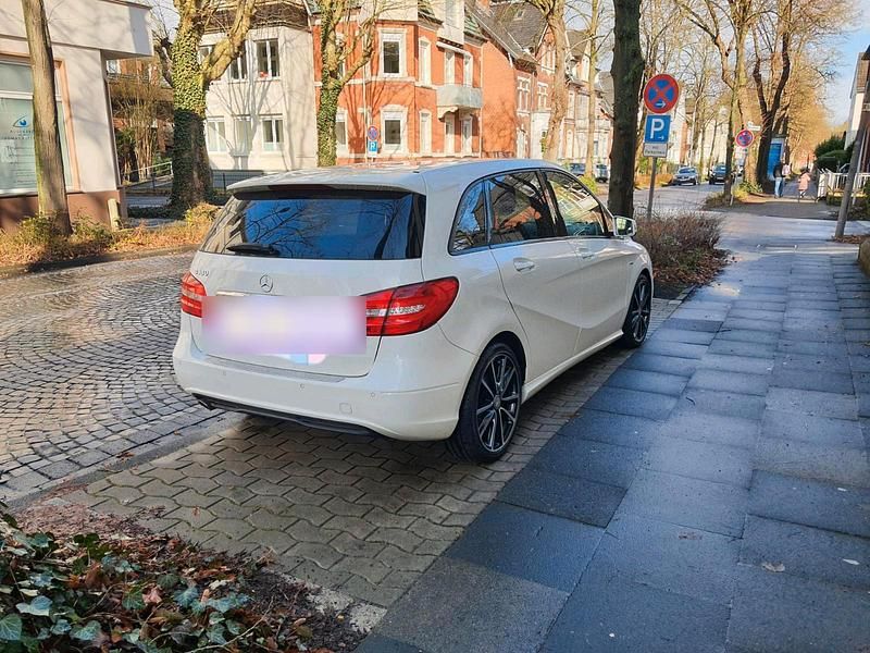 Gebraucht Mercedes B180 122 PS (89 kW) 2012 Weiß Van / Kleinbus