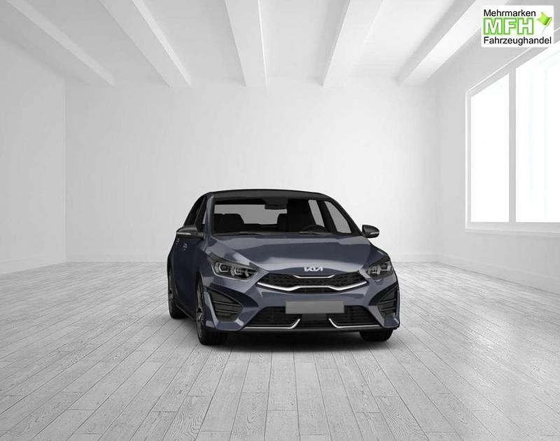 Neu Kia Ceed Gold 140 PS (102 kW) 2026 Penta grau Kleinwagen