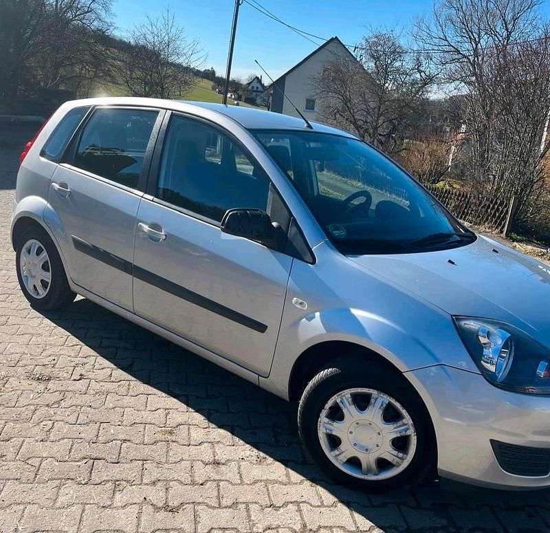 Gebraucht Ford Fiesta 80 PS (58 kW) 2008 Silber Kleinwagen